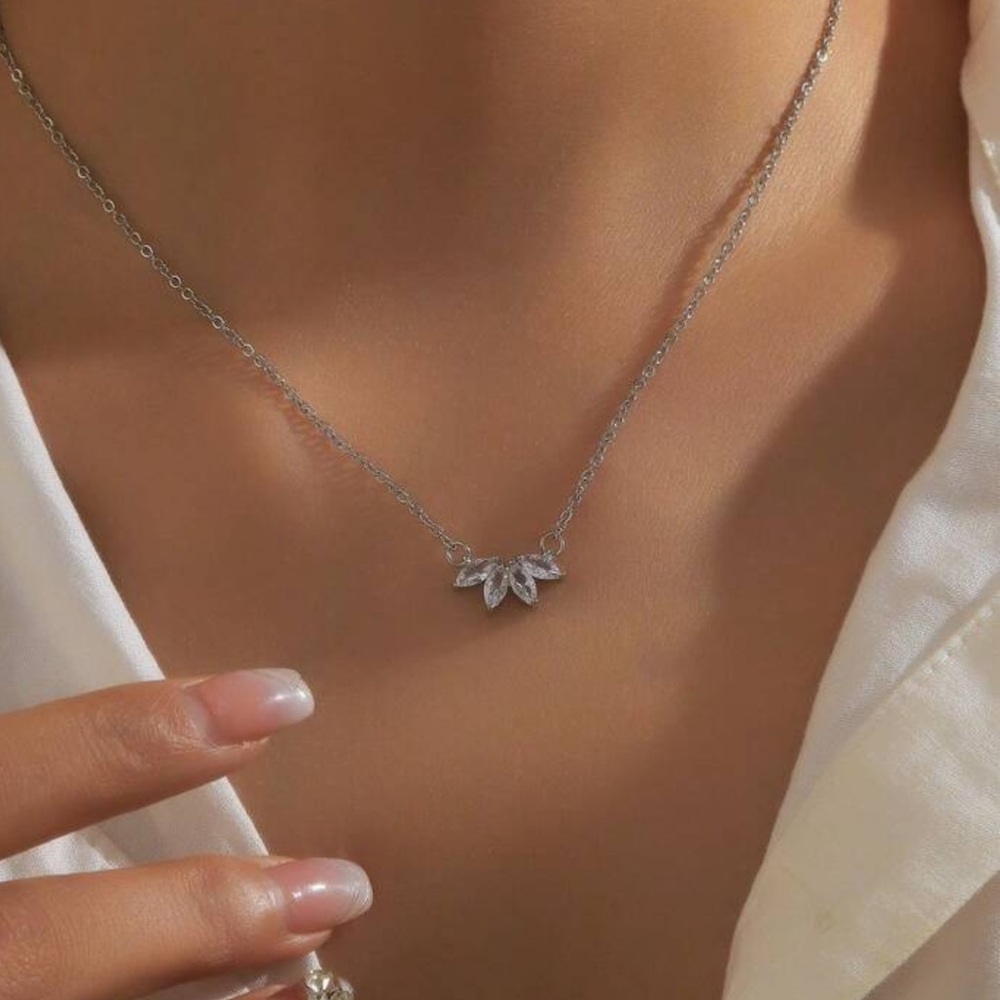 2/$10 NEW! Flower Pendant Necklace Boho Cute Sequin Dainty Summer Silver